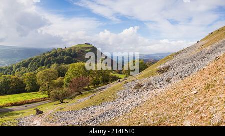 Die Ruinen von Castell Dinas Bran auf einem Hügel bei Llangollen in Wales vom Rand der Clwydian Range aus gesehen. Stockfoto