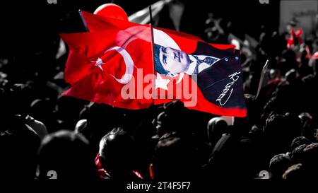 Atatürk-Porträt und die türkische Flagge. Hintergrund des Atatürk Memorial Day am 10. November. Konzept vom 10. November. Stockfoto