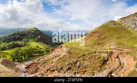 Die Ruinen von Castell Dinas Bran auf einem Hügel bei Llangollen in Wales vom Rand der Clwydian Range aus gesehen. Stockfoto