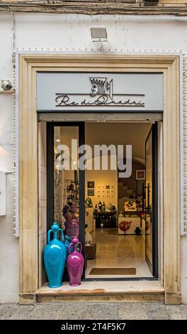 Re Di Quadri, in Lecce, Italien. Ein Keramikgeschäft, das eine Reihe von handwerklichen Produkten verkauft. Stockfoto