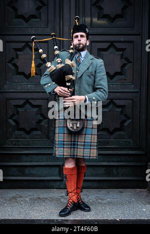 Edinburgh, Schottland, Vereinigtes Königreich - 08. Oktober 2023: Bagpiper. Stockfoto