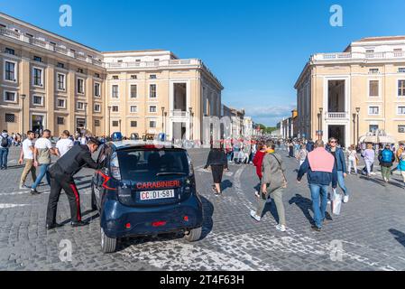 VATIKANSTADT - 07. MAI 2018: Carabinieri Offizier am Auto. Petersplatz in Vatikanstadt. Stockfoto