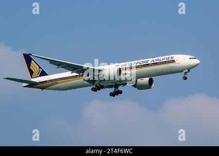 Singapore Airlines Boeing 777-300ER an einem sonnigen Tag Landung am Flughafen Singapur Changi Stockfoto