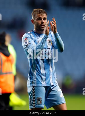 Matthew Godden von Coventry City applaudiert den Fans nach dem Spiel der Sky Bet Championship in der Coventry Building Society Arena in Coventry. Bilddatum: Montag, 30. Oktober 2023. Stockfoto