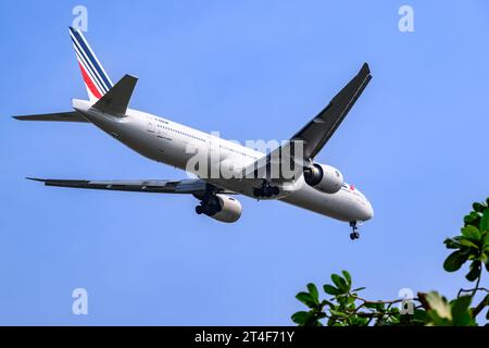 Air France Boeing 777-300ER an einem sonnigen Tag Landung am Flughafen Singapur Changi Stockfoto