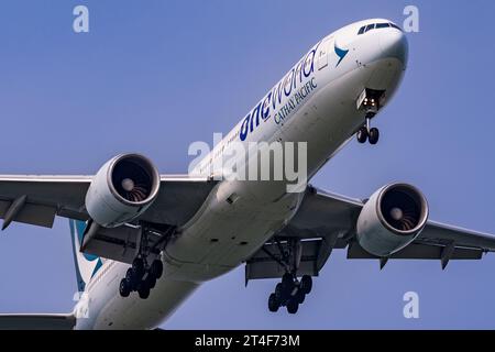 Cathay Pacific Boeing 777-300ER an einem sonnigen Tag Landung am Flughafen Singapur Changi Stockfoto