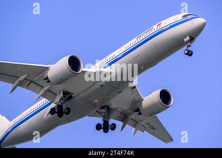 Air China Airbus A350-900 an einem sonnigen Tag Landung am Flughafen Singapur Changi Stockfoto