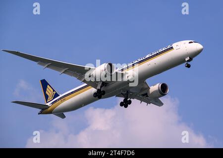 Singapore Airlines Boeing 787-10 Dreamliner an einem sonnigen Tag Landung am Flughafen Singapur Changi Stockfoto