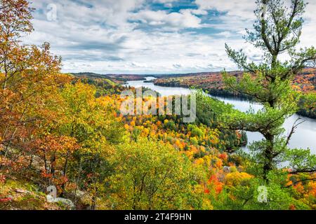 Blick vom Mont Cascades in den Gatineau Hills in der Nähe von Ottawa, Kanada Stockfoto