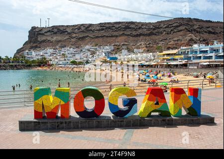 GRAN CANARIA, SPANIEN - 31. Juli 2023: Der Strand von Playa de Mogan auf der Kanarischen Insel Gran Canaria Stockfoto