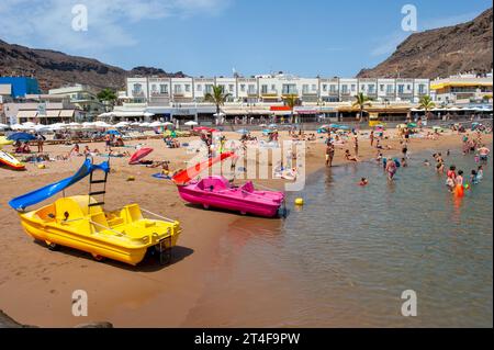 GRAN CANARIA, SPANIEN - 31. Juli 2023: Der Strand von Playa de Mogan auf der Kanarischen Insel Gran Canaria Stockfoto