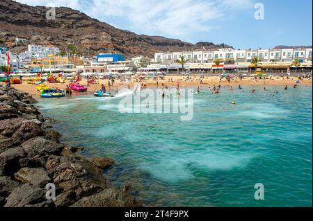 GRAN CANARIA, SPANIEN - 31. Juli 2023: Der Strand von Playa de Mogan auf der Kanarischen Insel Gran Canaria Stockfoto