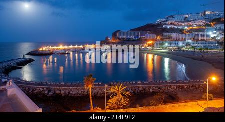 Dämmerungsaufnahme des Strandes und Hafens von Puerto Rico. Stockfoto