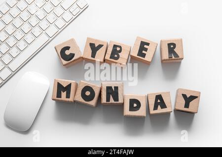 Text CYBER MONDAY aus Holzwürfeln, Computermaus und Tastatur auf hellem Hintergrund Stockfoto