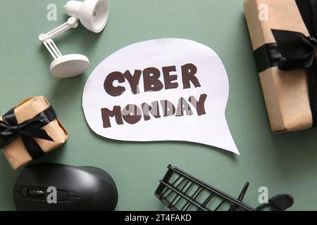 Sprechblase mit Text CYBER MONDAY, Geschenkboxen und Gadgets auf farbigem Hintergrund Stockfoto