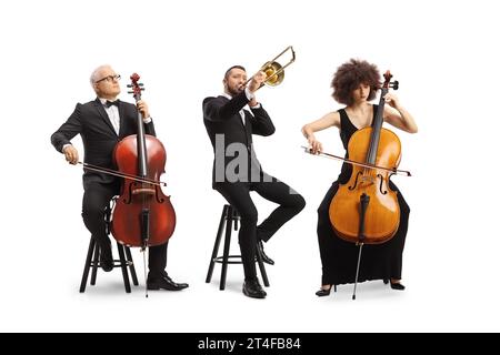 Vollständiges Porträt von Musikern, die sitzen und Celli spielen, und einer Posaune isoliert auf weißem Hintergrund Stockfoto