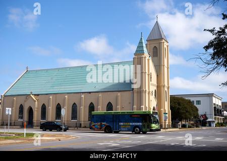 Die katholische Kirche Saint Joseph, ein historisches Wahrzeichen in der Innenstadt von Pensacola, Florida, USA, mit einem grünen Dach und zwei hohen Türmen. Stockfoto