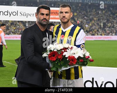 ISTANBUL – der ehemalige Fenerbahce-Spieler Volkan Demirel, jetzt Trainer von Atakas Hatayspor, wird am 22. Oktober 2023 im Ulker-Stadion in Istanbul, Türkei, zu seinem alten Club (l-r) Atakas Hatayspor-Trainer Volkan Demirel, Edin Dzeko von Fenerbahce SK, eingeladen. ANP | Hollandse Hoogte | GERRIT VAN COLOGNE Stockfoto