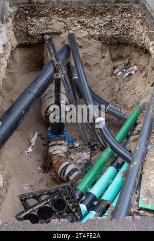 Baustelle, Baugrube, Arbeiten an Versorgungsleitungen, verschiedene Arten, Strom, Wasser, Gas, Kommunikation, in Düsseldorf NRW, Deutschland Stockfoto