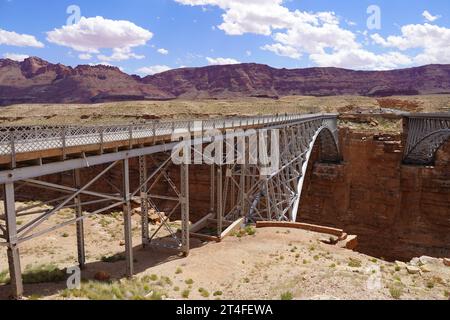 Marmor Canyon, Arizona, USA – 4. Mai 2023: Historische Navajo Bridge, die den Colorado River überspannt Stockfoto