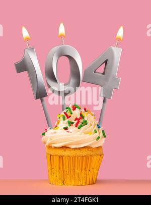 Nummer 104 Kerze mit Cupcake - Geburtstagskarte Stockfoto