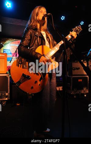 Liverpool, Großbritannien. Am 30. Oktober 2023 tritt Frances McKee für die Vaselines im Cavern Club in Liverpool auf. Foto: David Bronstein/Alamy Live News Stockfoto