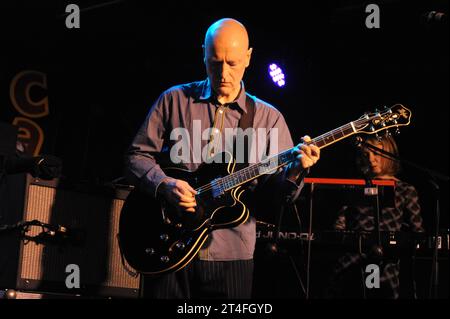 Liverpool, Großbritannien. Am 30. Oktober 2023 tritt Eugene Kelly mit den Vaselines im Cavern Club in Liverpool auf. Foto: David Bronstein/Alamy Live News Stockfoto