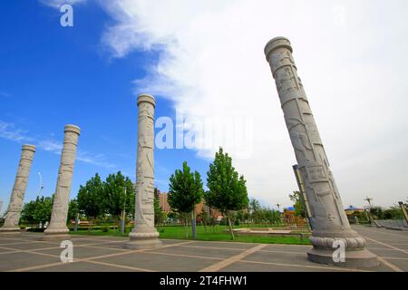 LUANNAN COUNTY – 15. SEPTEMBER: Chinesische Totempollandschaft in einem Park am 15. September 2014, Luannan County, Provinz Hebei, China Stockfoto