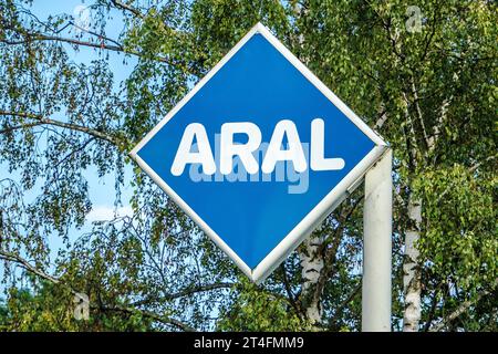 WETTENBERG, HESSEN, DEUTSCHLAND - 07 - 28 - 2023: Schild ARAL Tankstelle bei Gießen in Hessen. Stockfoto