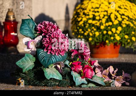 Blumen auf dem Grab. Allerheiligen auf dem Friedhof. Stockfoto