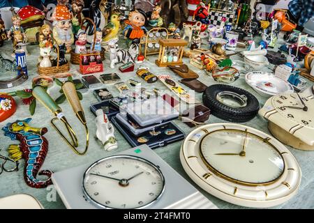 WETTENBERG, HESSEN, DEUTSCHLAND - 07 - 28 - 2023: Marktstiefel mit Objekten auf dem Wochenendflohmarkt verkauft Stockfoto