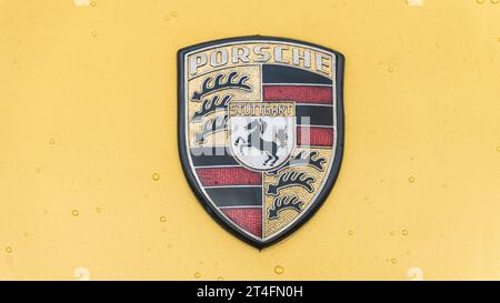 WETTENBERG, HESSEN, DEUTSCHLAND - 07 - 28 - 2023: Porsche Logo im Detail mit Regentropfen auf einer Autoshow. Stockfoto