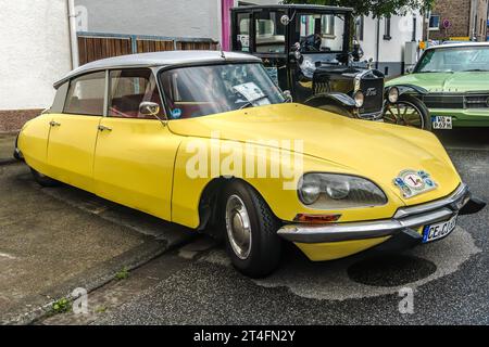 WETTENBERG, HESSEN, DEUTSCHLAND - 07 - 28 - 2023: Gelb Citroën DS ID 19 auf der Traditionswagenschau Golden Oldies in Krofdorf-Gleiberg bei Gießen, hessen Stockfoto