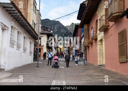 Bogota, Kolumbien - 2. Juli 2023. Wunderschöne Kolonialstraßen im Viertel La Candelaria im historischen Stadtzentrum von Bogota. Stockfoto