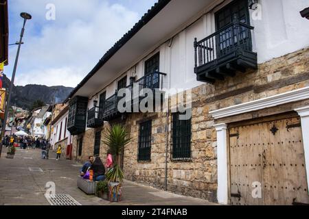 Bogota, Kolumbien - 2. Juli 2023. Wunderschöne Kolonialstraßen im Viertel La Candelaria im historischen Stadtzentrum von Bogota. Stockfoto