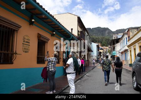 Bogota, Kolumbien - 2. Juli 2023. Wunderschöne Kolonialstraßen im Viertel La Candelaria im historischen Stadtzentrum von Bogota. Stockfoto