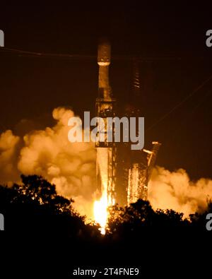 Cape Canaveral, Florida, USA. 30. Oktober 2023. Am Montag, den 30. Oktober 2023, startet eine SpaceX Falcon 9-Rakete Starlink-Satelliten auf der Mission 6-25, 19:20 Uhr vom Launch Complex 40 auf der Cape Canaveral Space Force Station, Florida. Foto: Joe Marino/UPI Credit: UPI/Alamy Live News Credit: UPI/Alamy Live News Stockfoto