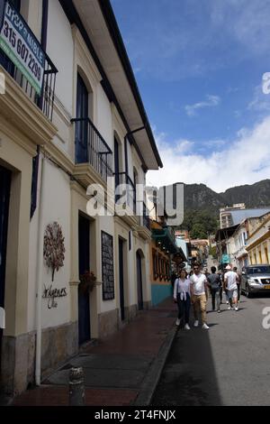 Bogota, Kolumbien - 2. Juli 2023. Wunderschöne Kolonialstraßen im Viertel La Candelaria im historischen Stadtzentrum von Bogota. Stockfoto