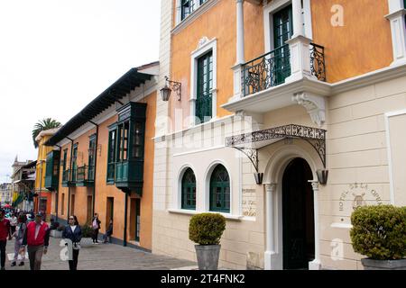 Bogota, Kolumbien - 2. Juli 2023. Wunderschöne Kolonialstraßen im Viertel La Candelaria im historischen Stadtzentrum von Bogota. Stockfoto