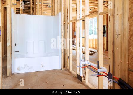 Sanitär-Arbeit Bad-Umbau Installation einer neuen Acrylbadewanne in neuem Haus Stockfoto