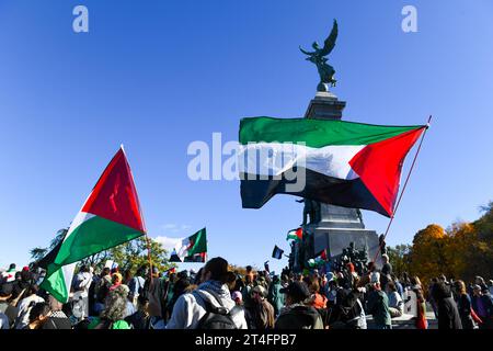 In Montreal, Kanada, vereinigten sich eine Vielzahl von Demonstranten in Solidarität mit den Palästinensern und forderten inbrünstig einen dringenden Waffenstillstand in Gaza am 28. Oktober 2023 Stockfoto
