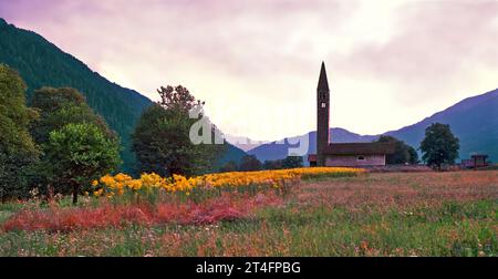 Valle Rendena, Pelugo. Im Hintergrund die mittelalterliche Kirche Sant'Antonio Abate. Stockfoto