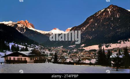 Winter Sonnenuntergang über dem Val di Fassa ab Pozza. Stockfoto