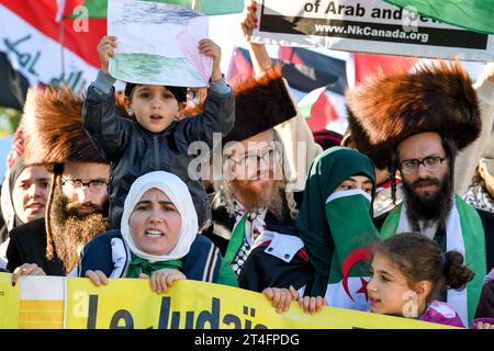 In Montreal, Kanada, vereinigten sich eine Vielzahl von Demonstranten in Solidarität mit den Palästinensern und forderten inbrünstig einen dringenden Waffenstillstand in Gaza am 28. Oktober 2023 Stockfoto