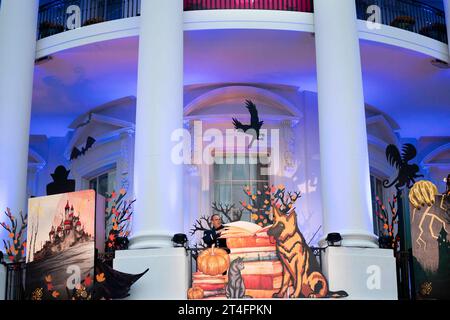 Washington, Usa. 30. Oktober 2023. Ein Geiger spielt während eines Halloween-Trick-or-Treat-Events für lokale Schüler und Familien mit Militär-Verbindungen am Montag, den 30. Oktober 2023, auf dem South Lawn des Weißen Hauses in Washington, DC. Foto: Bonnie Cash/Pool/ABACAPRESS.COM Credit: Abaca Press/Alamy Live News Stockfoto