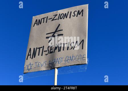 Plakette bei Demonstrationen, die zu einem dringenden Waffenstillstand in Gaza aufrufen, 28. Oktober 2023 Stockfoto