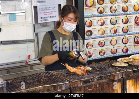 Tokio, Japan - 11. April 2023: Nachtszene in einer Straßenküche in Tokio, Japan, mit nicht identifizierten Menschen. Tokio hat eine berühmte Lebensmittelindustrie mit viel Stockfoto