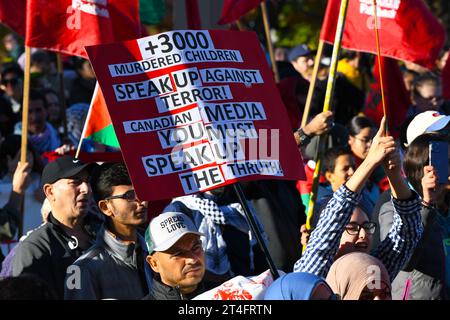 In Montreal, Kanada, vereinigten sich eine Vielzahl von Demonstranten in Solidarität mit den Palästinensern und forderten inbrünstig einen dringenden Waffenstillstand in Gaza am 28. Oktober 2023 Stockfoto