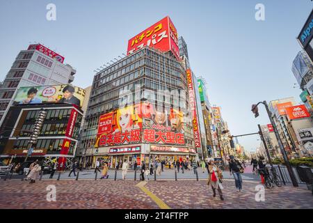 Tokio, Japan - 11. April 2023: Kreuzung in Shinjuku mit nicht identifizierten Menschen. Der Bezirk Shinjuku ist ein bedeutender kommerzieller und administrativer Bezirk Stockfoto