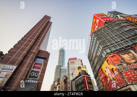 Tokio, Japan - 11. April 2023: Kreuzung in Shinjuku mit nicht identifizierten Menschen. Der Bezirk Shinjuku ist ein bedeutender kommerzieller und administrativer Bezirk Stockfoto